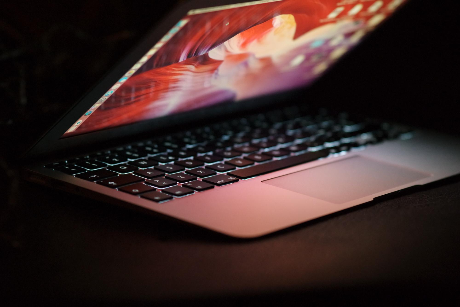 Świecący się ekran laptopa