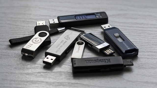 Przenośne pamięci USB położone na stole