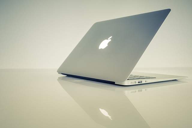 Otwarty laptop Apple Macbook Air