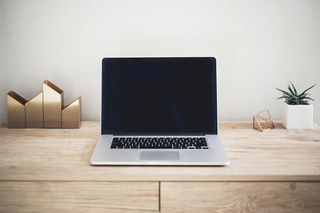 Laptop położony na biurku
