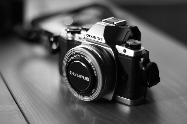 Aparat fotograficzny leży na stole