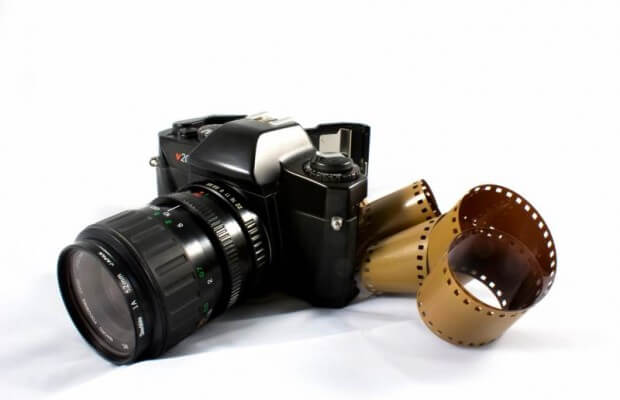 Aparat z taśmą fotograficzna na stole