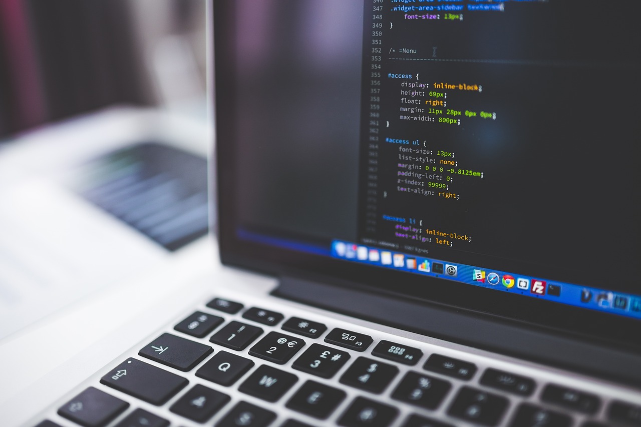 Otwarty laptop z kodem programistycznym na ekranie