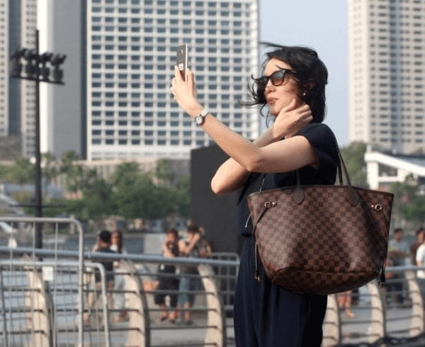 Kobieta robi sobie selfie