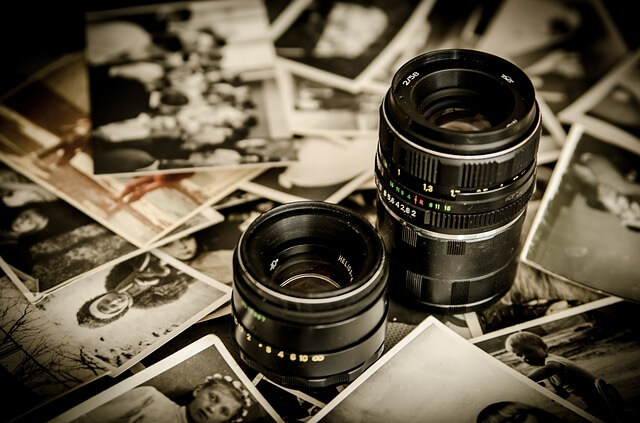 Rozsypane zdjęcia i obiektywy fotograficzne